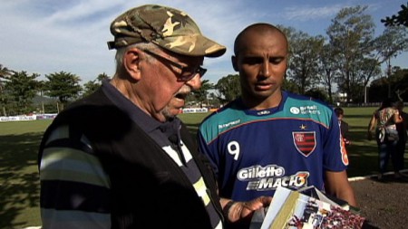 Uruguaio ganha a vida vendendo fotos aos jogadores do Flamengo